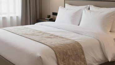 Hotel: ecco a cosa serve davvero la striscia di tessuto posta ai piedi del letto Hotel: ecco a cosa serve davvero la striscia di tessuto posta ai piedi del letto