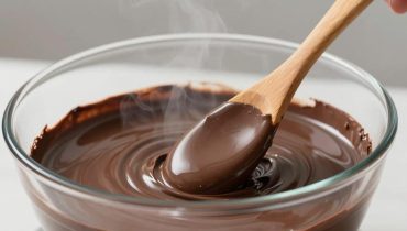 Mousse al cioccolato: l’avocado sostituisce la panna e regala una consistenza ancora più cremosa Mousse al cioccolato: l’avocado sostituisce la panna e regala una consistenza ancora più cremosa