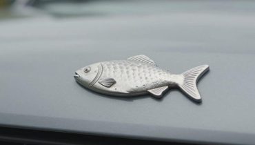 Simbolo del pesce sulle auto: questo richiamo quotidiano alla tolleranza e alla sicurezza stradale condiviso da migliaia di conducenti