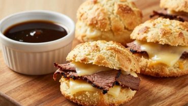 French Dip Biscuits: la ricetta con 5 ingredienti che reinventa il sandwich al roast beef French Dip Biscuits: la ricetta con 5 ingredienti che reinventa il sandwich al roast beef