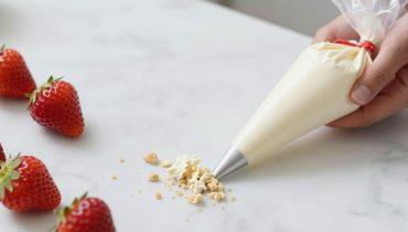 Fragole farcite al cheesecake: la ricetta senza cottura che sostituisce il dessert tradizionale in 30 minuti Fragole farcite al cheesecake: la ricetta senza cottura che sostituisce il dessert tradizionale in 30 minuti