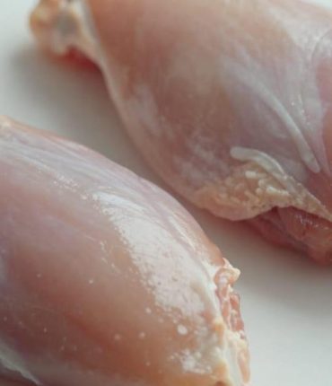 Macchie viola sul pollo scongelato: bisogna davvero buttarlo?