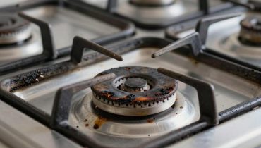 Bicarbonato e acqua bollente: il metodo da 30 minuti per sgrassare i bruciatori della cucina senza prodotti chimici Bicarbonato e acqua bollente: il metodo da 30 minuti per sgrassare i bruciatori della cucina senza prodotti chimici