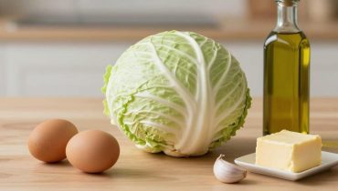 Cavolo e uova saltate: la ricetta rapida ed economica che trasforma due semplici ingredienti in un piatto saporito