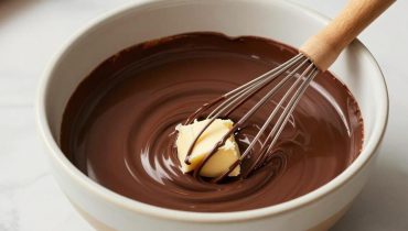 Brownies ultra-fondenti: la tecnica della ciotola tiepida che garantisce una crosticina lucida perfetta