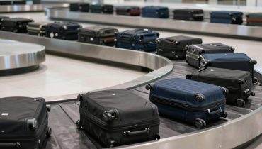 Bagagli in aeroporto: perché i nastri decorativi rallentano lo smistamento automatizzato e rischiano di far perdere la valigia