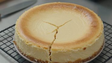 Cheesecake al caramello salato: la tecnica della teglia per evitare che i vortici spariscano in cottura