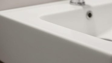 Rubinetto: questo foro discreto sotto il lavandino vi evita centinaia di euro di danni causati dall’acqua