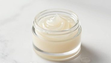 Bellezza fai-da-te: bastano tre ingredienti per una crema idratante che leviga le rughe e protegge la pelle