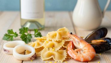 Farfalle ai frutti di mare: come riuscire in questo piatto mediterraneo in 50 minuti con la tecnica di cottura al forno