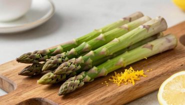 Pollo cremoso al limone e asparagi: la cena completa pronta in 30 minuti in una sola padella