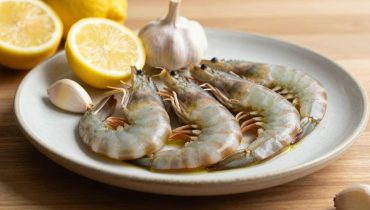 Gamberi all’aglio mediterranei: 15 minuti cronometrati per un piatto profumato (con il trucco anti-gomma)