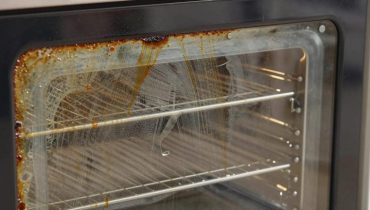 Vetro del forno incrostato: il duo bicarbonato-aceto bianco basta a farlo brillare senza prodotti chimici