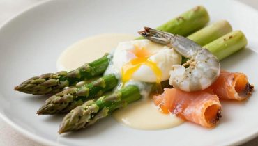 Asparagi al salmone affumicato e uovo in camicia: come riuscire in questo antipasto gastronomico in 20 minuti