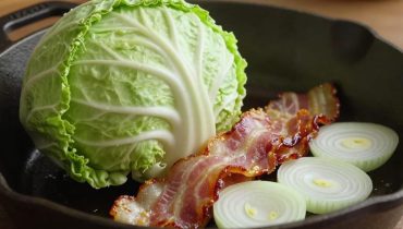 Cavolo con pancetta e cipolle caramellate: 6 ingredienti per un piatto completo in 30 minuti