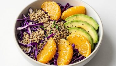 Insalata di quinoa e pollo agli agrumi: perché migliora per 5 giorni in frigo e diventa la vostra migliore alleata per il meal prep