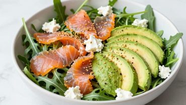 Salmone affumicato, caprino e avocado: l’insalata in 15 minuti che trasforma la tua pausa pranzo