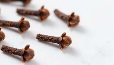 Chiodi di garofano: come questa spezia da cucina protegge il fegato e regola la glicemia