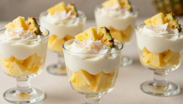 Tiramisù all’ananas e cocco: la versione tropicale senza cottura che sostituisce il caffè