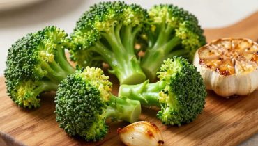 Zuppa cremosa ai broccoli e aglio arrostito: come un piatto senza lattosio lenisce naturalmente il vostro sistema digerente