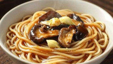 Da Lu Mian: come questo piatto tradizionale cinese per i compleanni simboleggia la longevità grazie ai suoi noodles e alla salsa densa