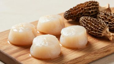 Capesante alle spugnole: la ricetta express in 30 minuti cronometrati che nobilita le conchiglie al forno