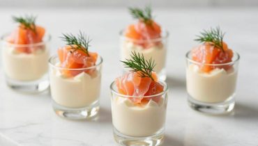 Bicchierini di salmone affumicato e mascarpone: la ricetta senza cottura pronta in 15 minuti per i vostri aperitivi chic