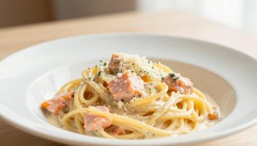 Spaghetti alla carbonara di salmone affumicato: la ricetta cremosa pronta in 15 minuti che trasforma il classico italiano