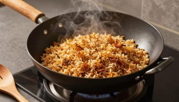Steak Fried Rice: la tecnica del riso freddo del giorno prima per un risultato degno di un ristorante asiatico in 25 minuti