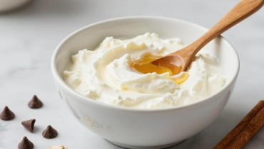 Cookie dough proteica: solo 6 ingredienti e nessuna cottura necessaria grazie ai fiocchi di latte