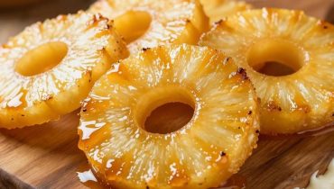 Torta allo yogurt con ananas caramellato: la ricetta soffice che trasforma un dolce base in pasticceria gourmet