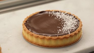 Crostata cioccolato e cocco tipo Bounty: la ricetta in 3 passaggi per un dessert fondente pronto in meno di un’ora