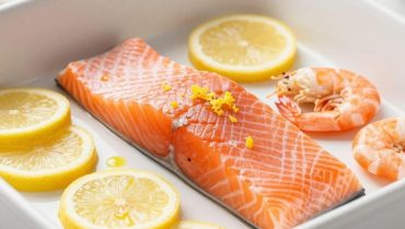 Salmone al forno e gamberetti: la ricetta salutare che mantiene il 100% degli omega-3 grazie a questa cottura