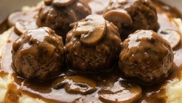 Polpette di manzo stile Salisbury steak nella slow cooker