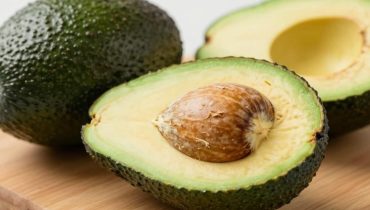 Nocciolo d’avocado: come questo infuso all’ibisco e chiodi di garofano trasforma un’abitudine mattutina in un rituale di benessere di 13 giorni