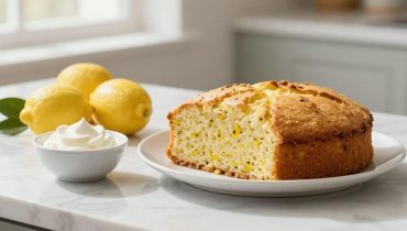 Torta al limone e crème fraîche: la tecnica del vasetto di yogurt che garantisce una morbidezza perfetta senza bilancia