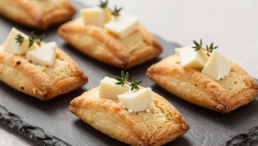 Financier salati al caprino e timo: la ricetta francese che trasforma l’aperitivo in un momento gastronomico