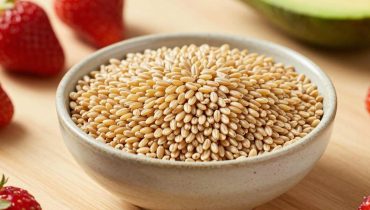 Farro, fragole e avocado: l’insalata completa che sostituisce un pasto senza cotture complesse