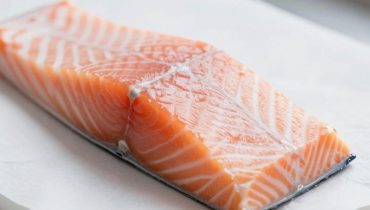Salmone in frigorifero: questa macchia gialla indica un’ossidazione dei grassi, non necessariamente una contaminazione