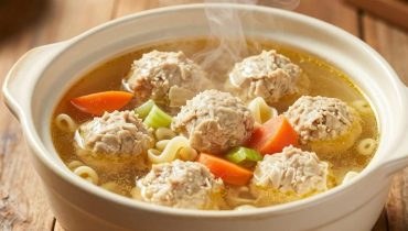 Zuppa di polpette di pollo: il trucco del sacchetto per congelatore che dimezza i tempi di preparazione