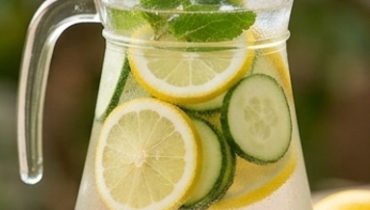 Acqua infusa limone e cetriolo