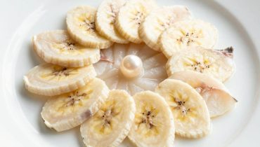 Carpaccio di branzino: la banana e il latte di cocco reinventano questo classico della cucina cruda