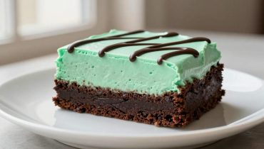 Brownie alla menta irlandesi: la ricetta a tre strati che concilia cioccolato fudgy e freschezza, pronta in meno di un’ora
