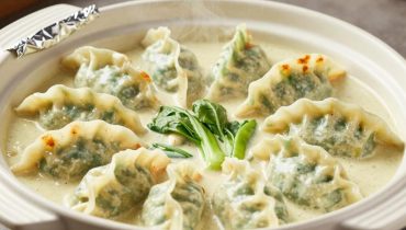 Dumpling al curry cremoso: come trasformare un prodotto surgelato in un piatto confortante cotto in un’unica teglia