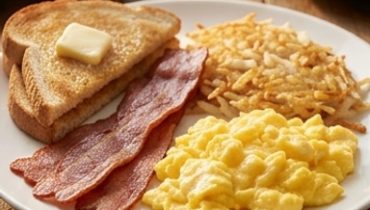 Colazione Americana Classica: Uova Strapazzate, Hash Browns e Toast Dorato