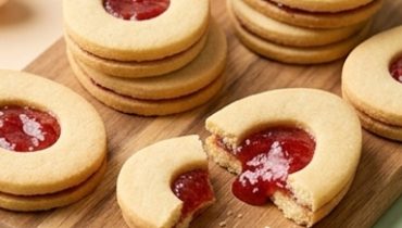 Uova di Pasqua di Frolla alla confettura di fragole