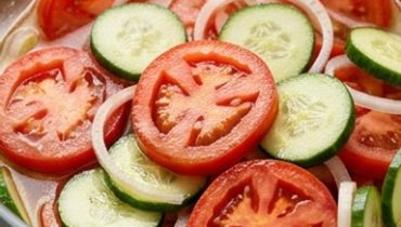 Insalata Marinata di Cetrioli, Pomodori e Cipolla