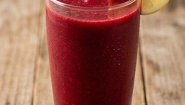 Smoothie detox barbabietola-mela-carota