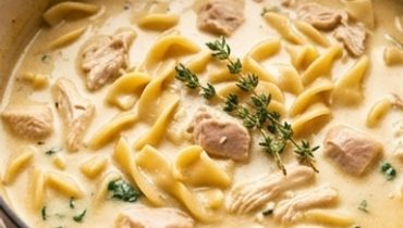 Zuppa cremosa di pollo e tagliatelle
