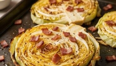 Bistecche di cavolo arrosto croccanti al bacon di tacchino
